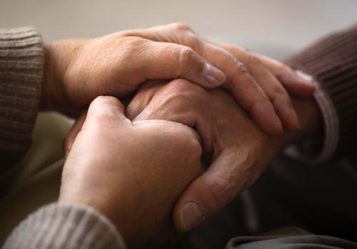 Caregiver familiari: il bando per i contributi